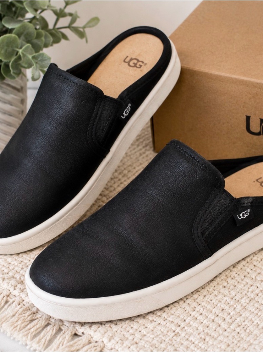UGG black leather slip-on mule sneakers women’s 6.5